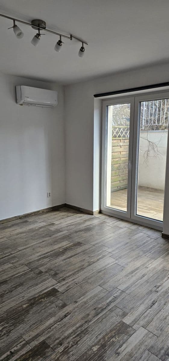 Pronájem bytu 1+kk 30 m², Sukova, Velké Přílepy, Středočeský kraj Pronájem bytu 1+kk 30 m², Sukova, Velké Přílepy, Středočeský kraj