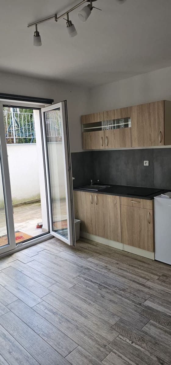 Pronájem bytu 1+kk 30 m², Sukova, Velké Přílepy, Středočeský kraj Pronájem bytu 1+kk 30 m², Sukova, Velké Přílepy, Středočeský kraj