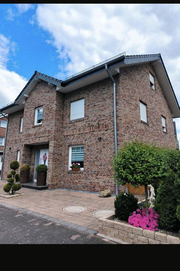Prodej domu 250 m², pozemek 500 m², Versmold, Severní Porýní-Vestfálsko Prodej domu 250 m², pozemek 500 m², Versmold, Severní Porýní-Vestfálsko