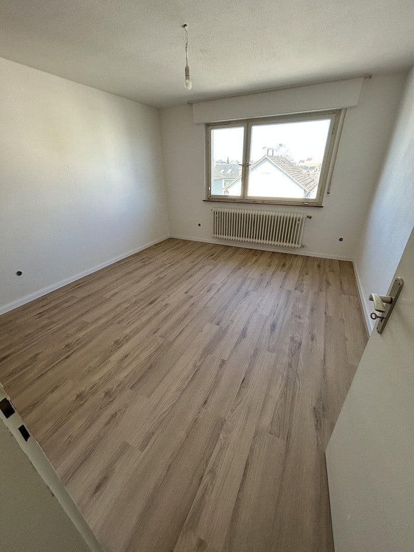 Pronájem bytu 4+1 100 m², Lärchenstr. 31, Birkenfeld, Bádensko-Württembersko Pronájem bytu 4+1 100 m², Lärchenstr. 31, Birkenfeld, Bádensko-Württembersko