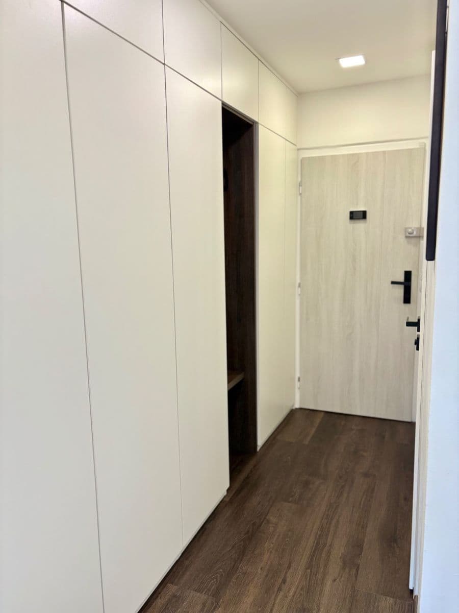 Prodej bytu 2+kk 43 m², Neapolská, Praha, Praha Prodej bytu 2+kk 43 m², Neapolská, Praha, Praha