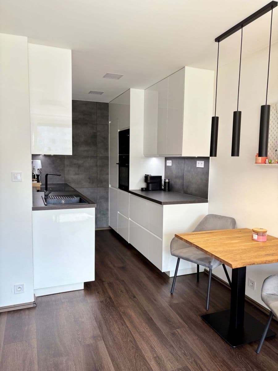 Prodej bytu 2+kk 43 m², Neapolská, Praha, Praha Prodej bytu 2+kk 43 m², Neapolská, Praha, Praha