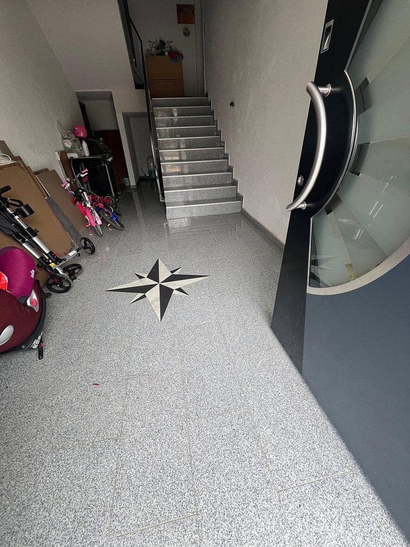 Prodej domu 350 m², pozemek 316 m², Im Stelle, Dettingen unter Teck, Bádensko-Württembersko Prodej domu 350 m², pozemek 316 m², Im Stelle, Dettingen unter Teck, Bádensko-Württembersko