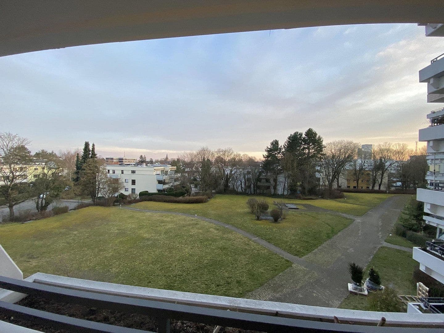 Pronájem bytu 3+1 94 m², Stuttgart, Bádensko-Württembersko Pronájem bytu 3+1 94 m², Stuttgart, Bádensko-Württembersko