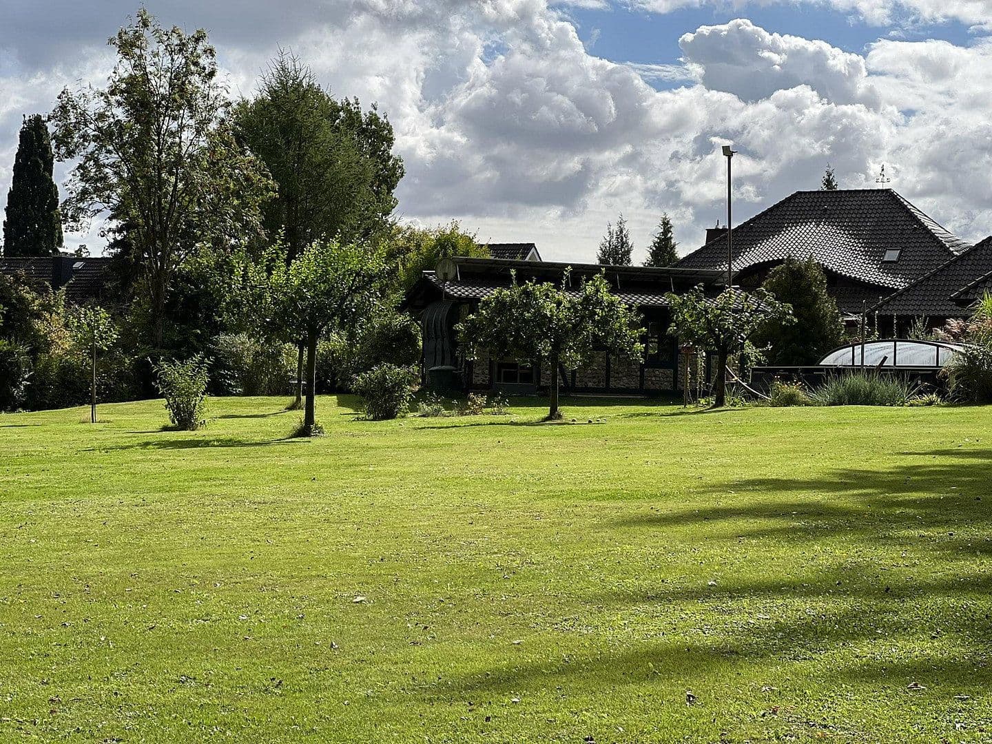 Prodej domu 263 m², pozemek 4.800 m², Rödinghausen, Severní Porýní-Vestfálsko Prodej domu 263 m², pozemek 4.800 m², Rödinghausen, Severní Porýní-Vestfálsko