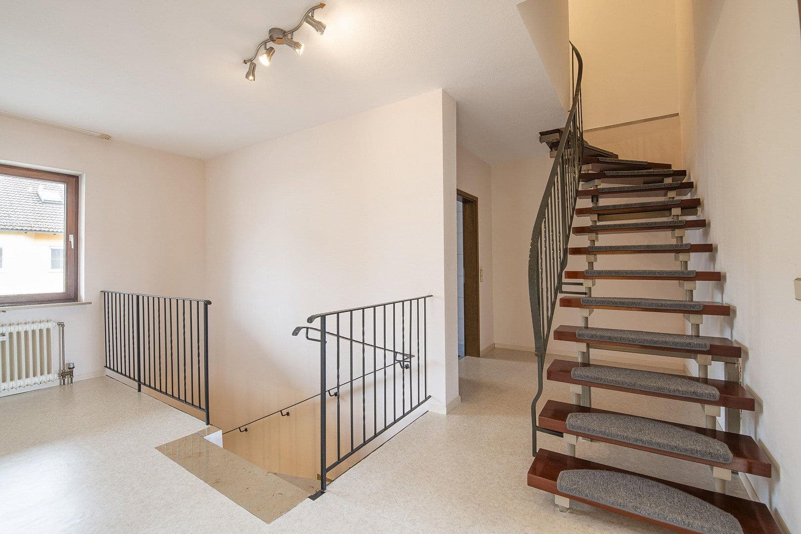 Prodej domu 234 m², pozemek 384 m², Kleinrinderfeld, Bavorsko Prodej domu 234 m², pozemek 384 m², Kleinrinderfeld, Bavorsko