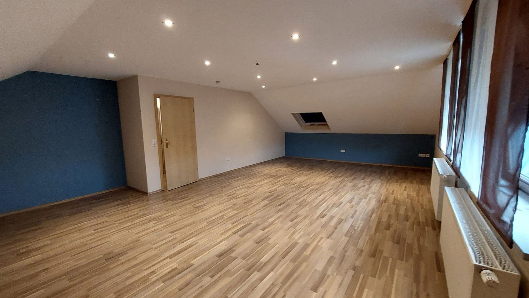 Prodej domu 234 m², pozemek 384 m², Kleinrinderfeld, Bavorsko Prodej domu 234 m², pozemek 384 m², Kleinrinderfeld, Bavorsko