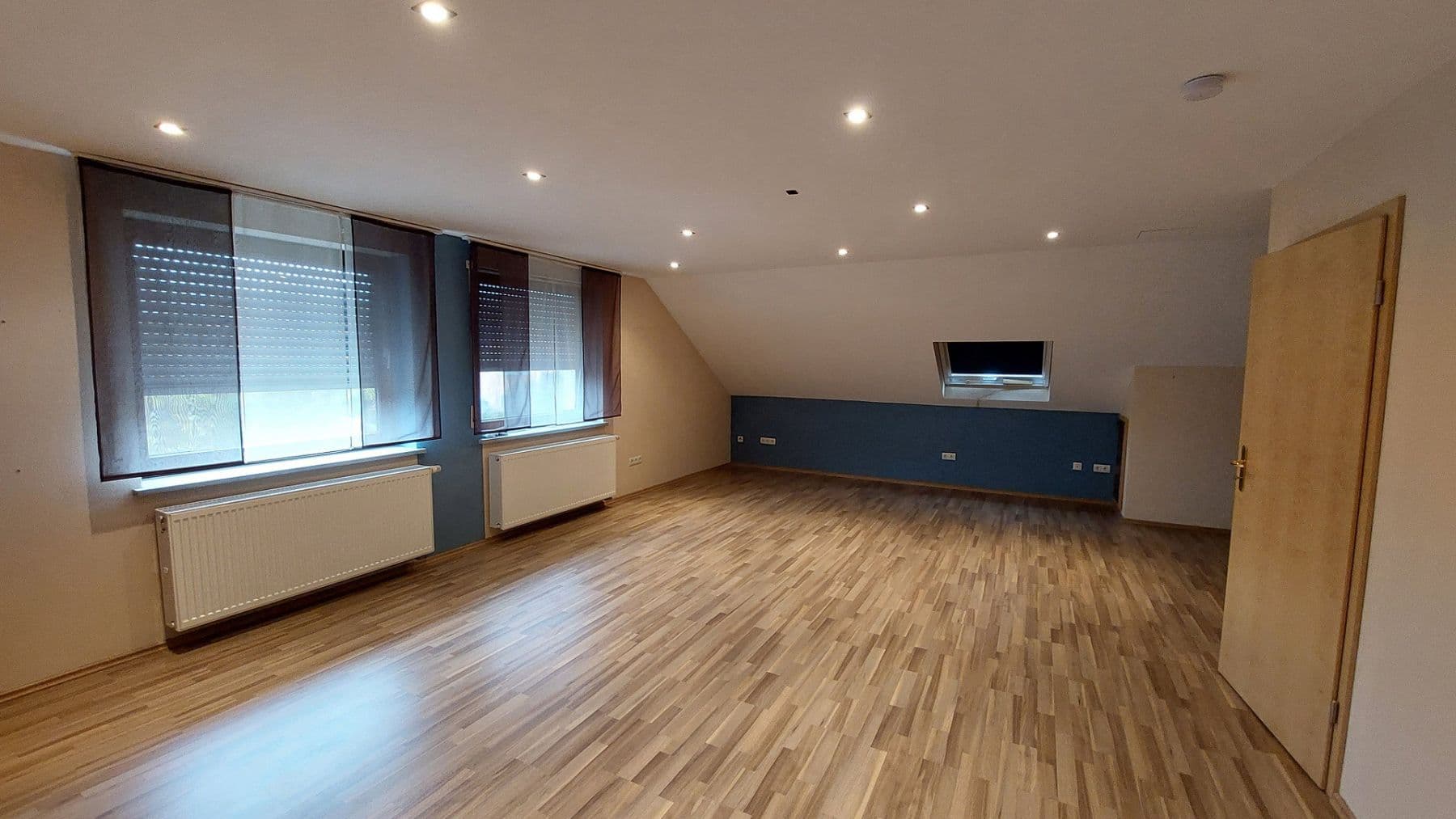 Prodej domu 234 m², pozemek 384 m², Kleinrinderfeld, Bavorsko Prodej domu 234 m², pozemek 384 m², Kleinrinderfeld, Bavorsko