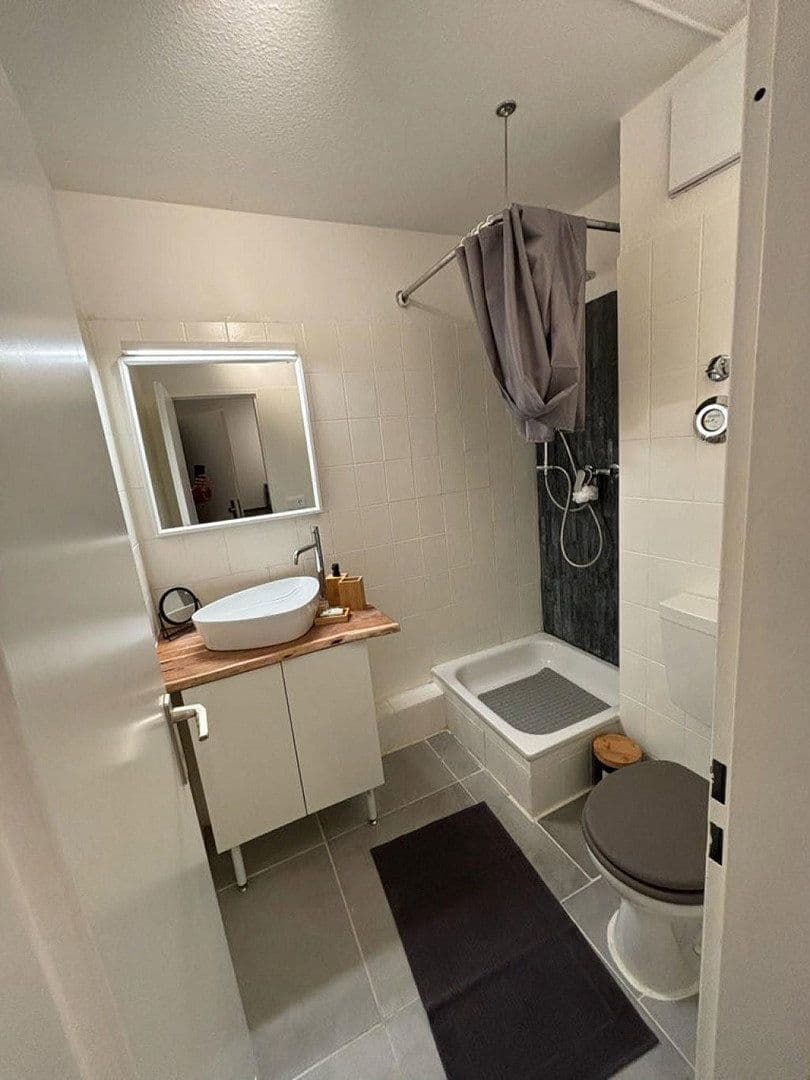 Pronájem bytu 1+1 30 m², Kuthsweg 31, Düsseldorf, Severní Porýní-Vestfálsko Pronájem bytu 1+1 30 m², Kuthsweg 31, Düsseldorf, Severní Porýní-Vestfálsko