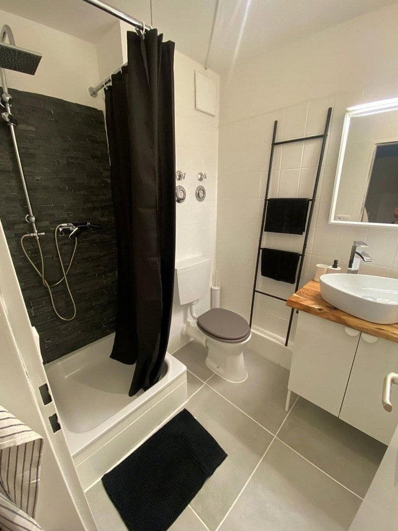 Pronájem bytu 1+1 30 m², Kuthsweg 31, Düsseldorf, Severní Porýní-Vestfálsko Pronájem bytu 1+1 30 m², Kuthsweg 31, Düsseldorf, Severní Porýní-Vestfálsko