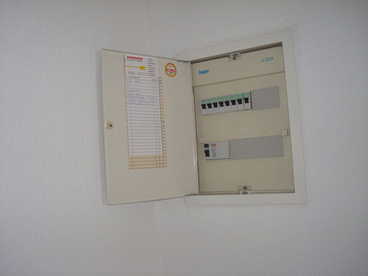 Pronájem bytu 3+1 60 m², Ulanenstr. 22, Düsseldorf, Severní Porýní-Vestfálsko Pronájem bytu 3+1 60 m², Ulanenstr. 22, Düsseldorf, Severní Porýní-Vestfálsko