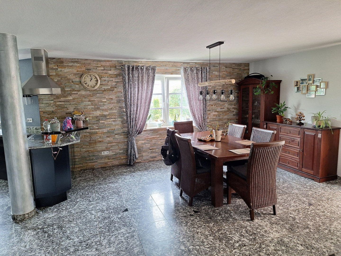 Prodej domu 175 m², pozemek 757 m², Krokusweg 1, Münsingen, Bádensko-Württembersko Prodej domu 175 m², pozemek 757 m², Krokusweg 1, Münsingen, Bádensko-Württembersko