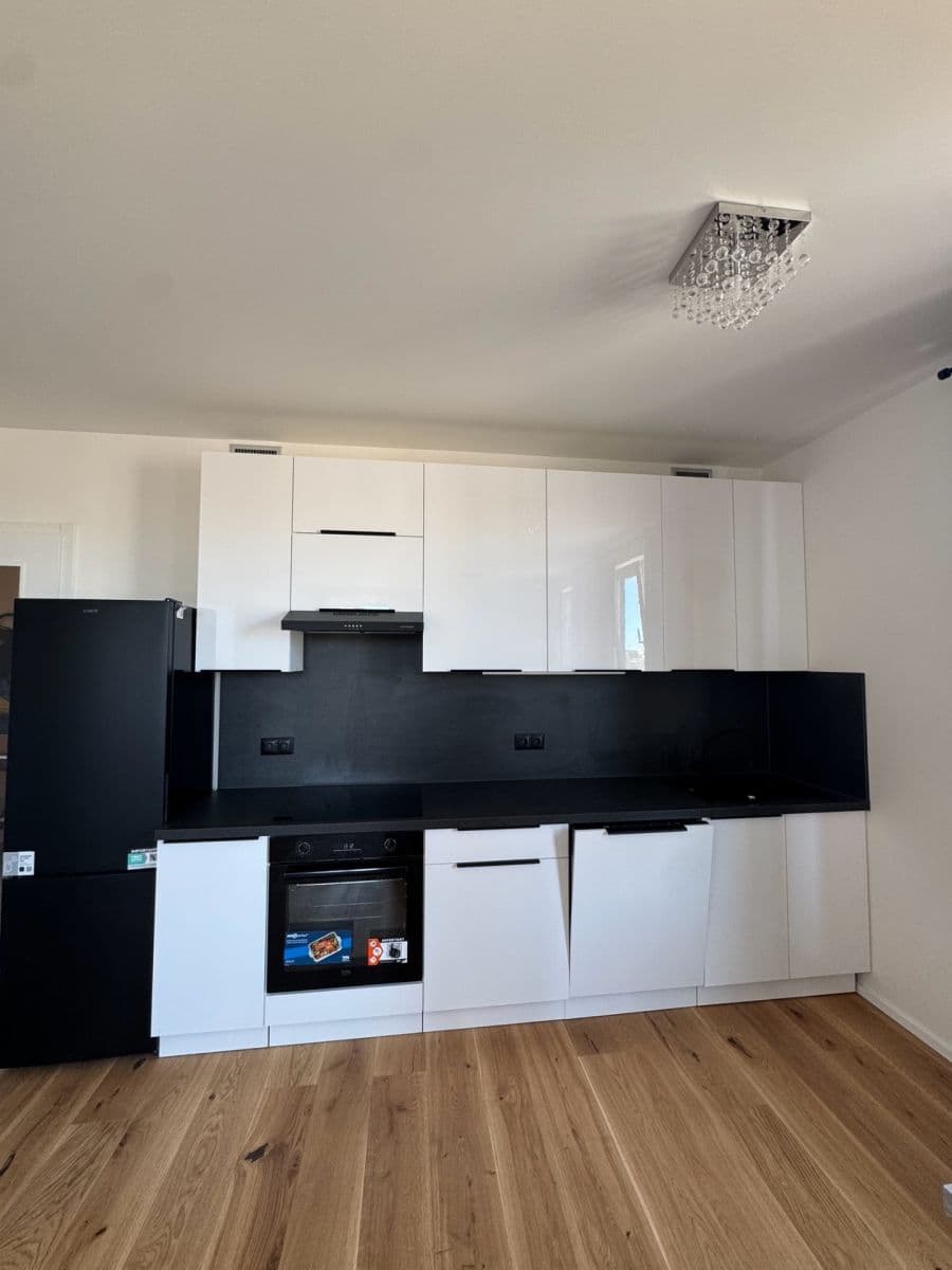 Pronájem bytu 1+kk 39 m², U Komína, Praha, Praha Pronájem bytu 1+kk 39 m², U Komína, Praha, Praha