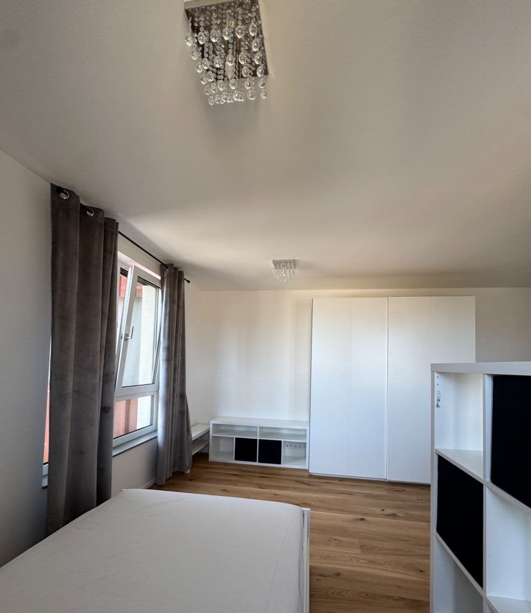 Pronájem bytu 1+kk 39 m², U Komína, Praha, Praha Pronájem bytu 1+kk 39 m², U Komína, Praha, Praha