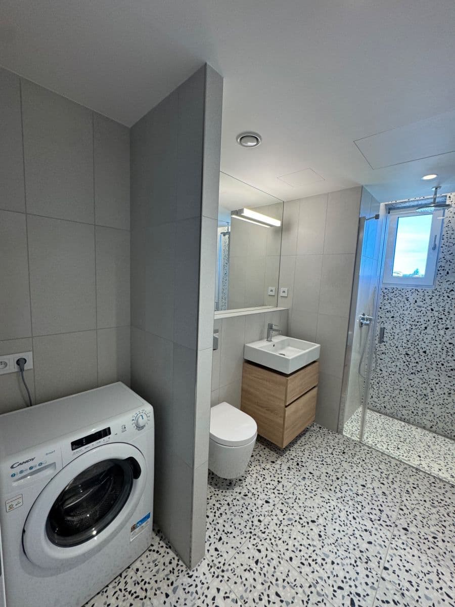 Pronájem bytu 1+kk 39 m², U Komína, Praha, Praha Pronájem bytu 1+kk 39 m², U Komína, Praha, Praha