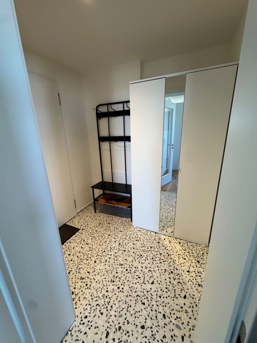 Pronájem bytu 1+kk 39 m², U Komína, Praha, Praha Pronájem bytu 1+kk 39 m², U Komína, Praha, Praha