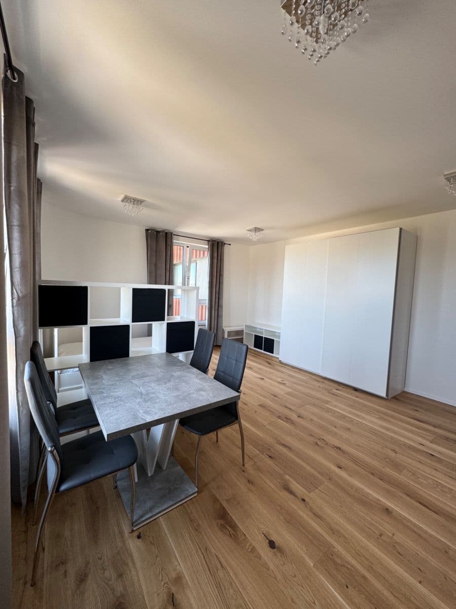 Pronájem bytu 1+kk 39 m², U Komína, Praha, Praha Pronájem bytu 1+kk 39 m², U Komína, Praha, Praha