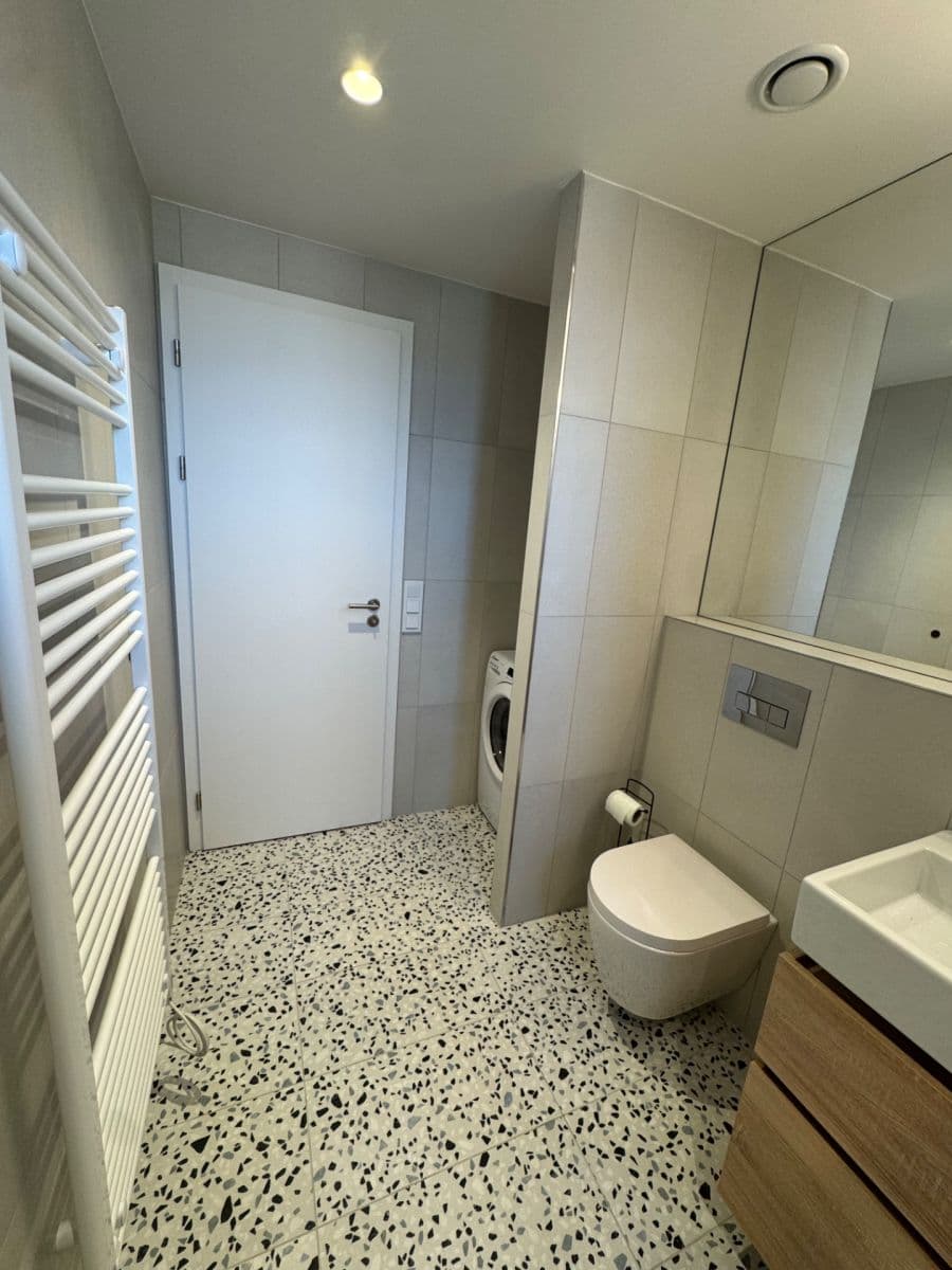 Pronájem bytu 1+kk 39 m², U Komína, Praha, Praha Pronájem bytu 1+kk 39 m², U Komína, Praha, Praha