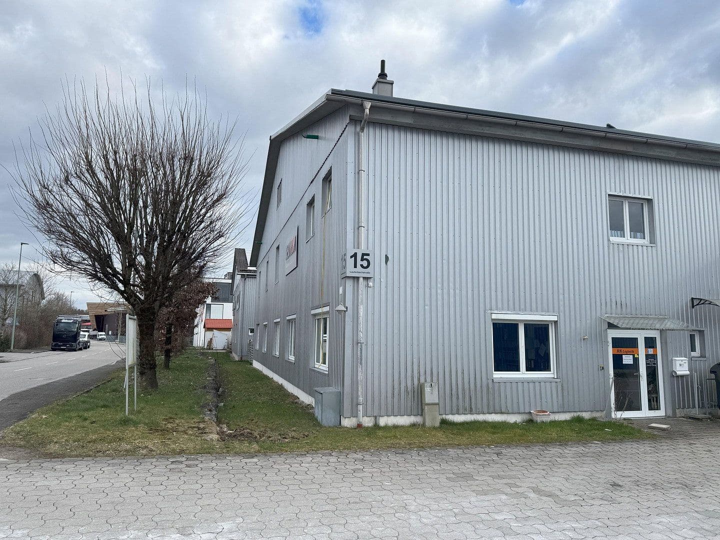 Pronájem nebytového prostoru 2.000 m², Lauterbachstr.15 und 17, Geretsried, Bavorsko Pronájem nebytového prostoru 2.000 m², Lauterbachstr.15 und 17, Geretsried, Bavorsko