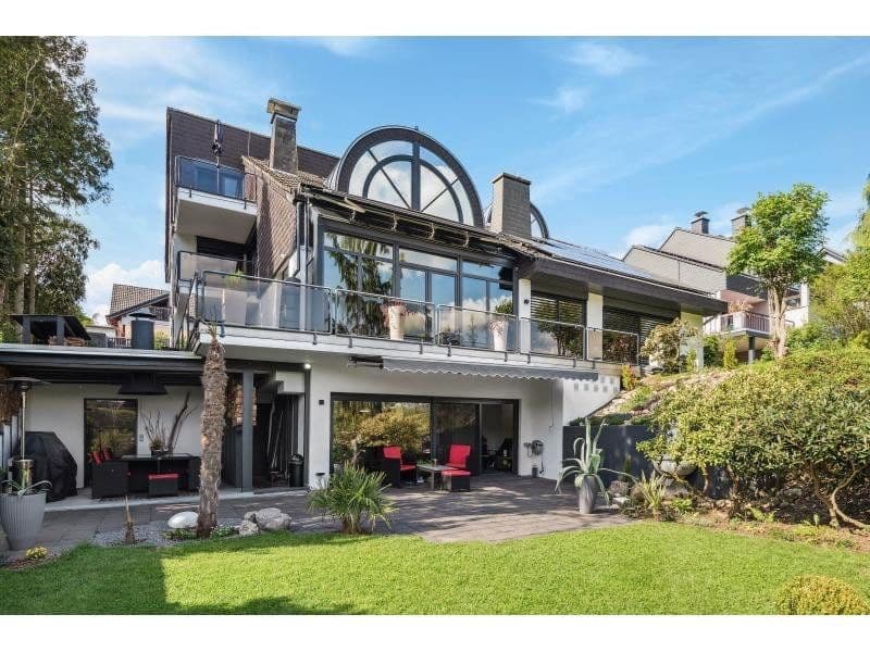 Prodej domu 447 m², pozemek 1.111 m², Siegfriedstraße 10, Taunusstein, Hessen Prodej domu 447 m², pozemek 1.111 m², Siegfriedstraße 10, Taunusstein, Hessen