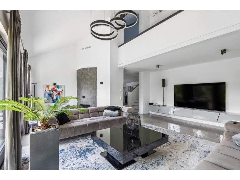 Prodej domu 447 m², pozemek 1.111 m², Siegfriedstraße 10, Taunusstein, Hessen Prodej domu 447 m², pozemek 1.111 m², Siegfriedstraße 10, Taunusstein, Hessen