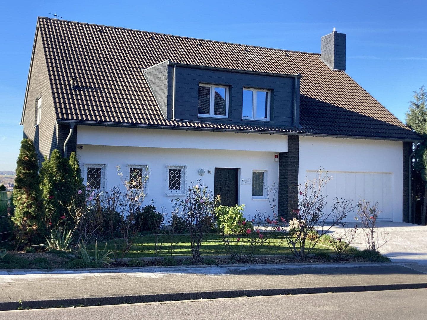 Prodej domu 280 m², pozemek 1.166 m², Stolberg, Severní Porýní-Vestfálsko Prodej domu 280 m², pozemek 1.166 m², Stolberg, Severní Porýní-Vestfálsko