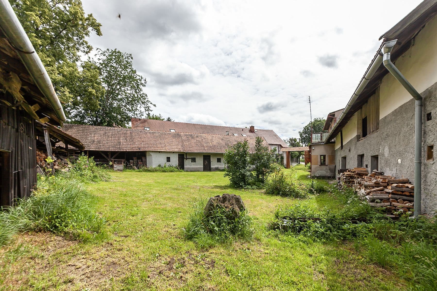Prodej domu 147 m², pozemek 6.131 m², Dolní Kralovice, Praha Prodej domu 147 m², pozemek 6.131 m², Dolní Kralovice, Praha