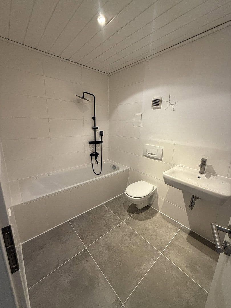 Pronájem bytu 2+kk 68 m², August-Bebel-Straße 13, Kahla, Durynsko Pronájem bytu 2+kk 68 m², August-Bebel-Straße 13, Kahla, Durynsko