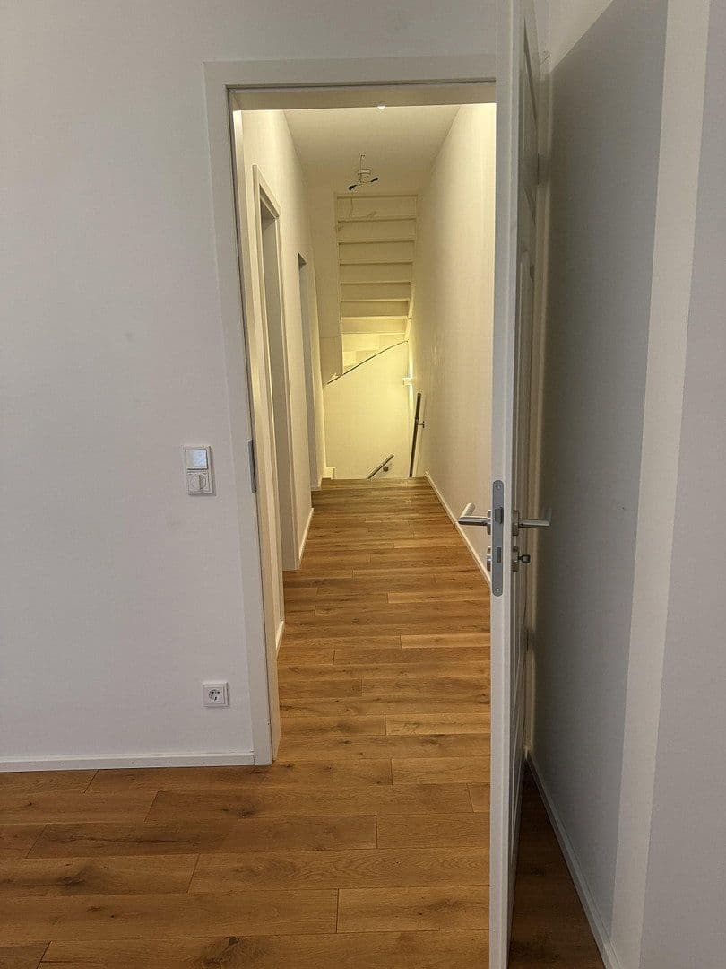 Pronájem domu 120 m², pozemek 200 m², Frankfurt, Hessen Pronájem domu 120 m², pozemek 200 m², Frankfurt, Hessen