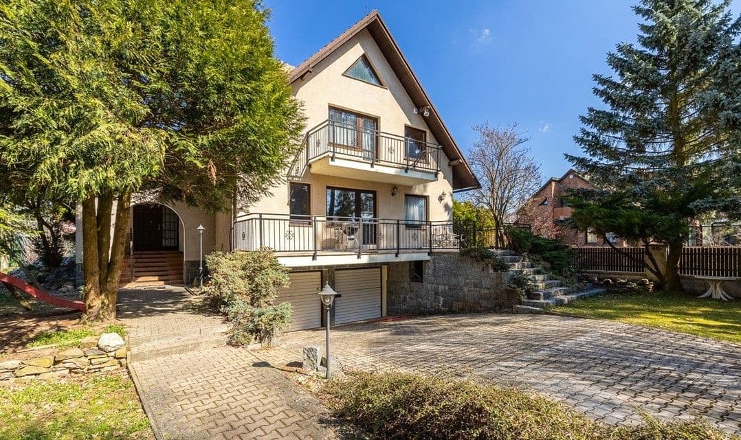 Prodej domu 330 m², pozemek 968 m², Lovčická, Praha, Praha Prodej domu 330 m², pozemek 968 m², Lovčická, Praha, Praha