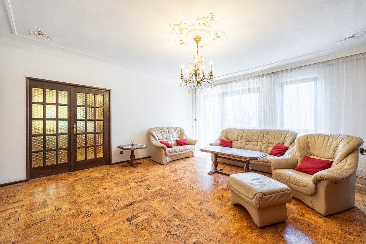 Prodej domu 330 m², pozemek 968 m², Lovčická, Praha, Praha Prodej domu 330 m², pozemek 968 m², Lovčická, Praha, Praha
