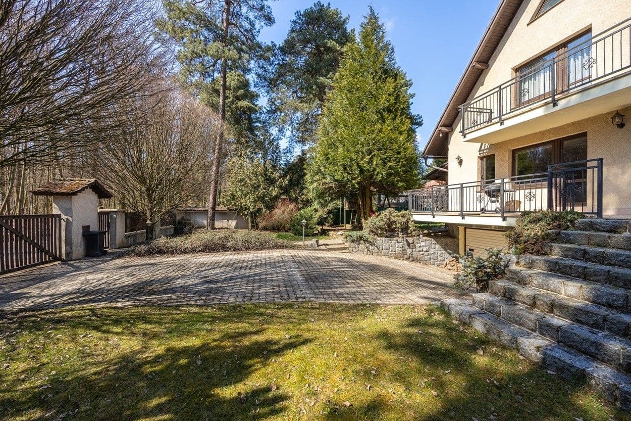 Prodej domu 330 m², pozemek 968 m², Lovčická, Praha, Praha Prodej domu 330 m², pozemek 968 m², Lovčická, Praha, Praha