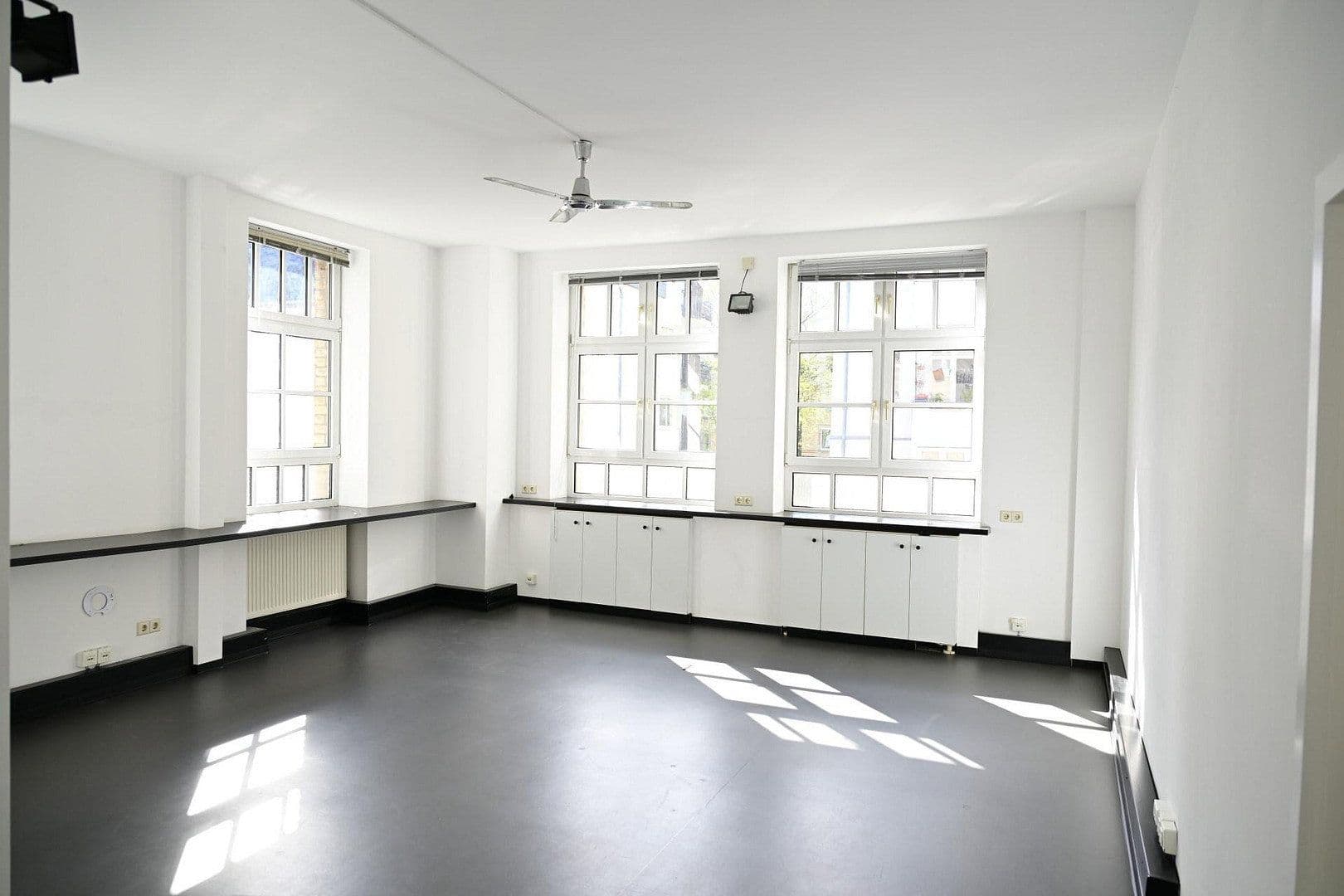 Pronájem kanceláře 282 m², Stuttgart, Bádensko-Württembersko Pronájem kanceláře 282 m², Stuttgart, Bádensko-Württembersko