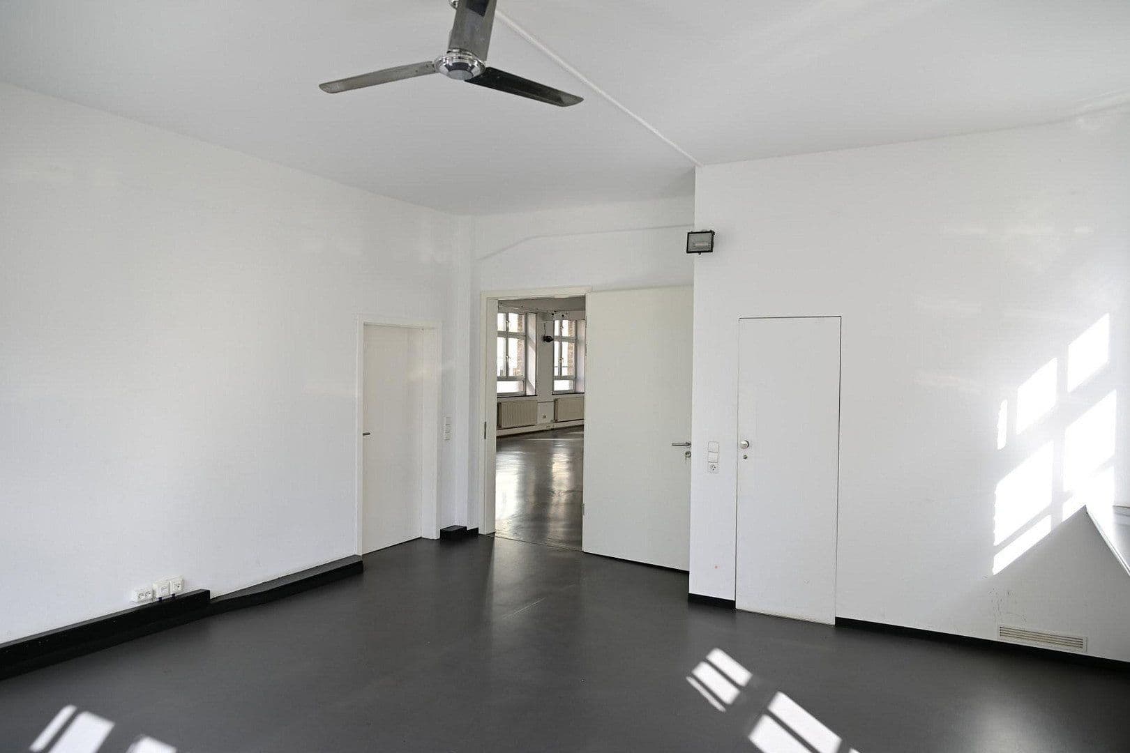 Pronájem kanceláře 282 m², Stuttgart, Bádensko-Württembersko Pronájem kanceláře 282 m², Stuttgart, Bádensko-Württembersko