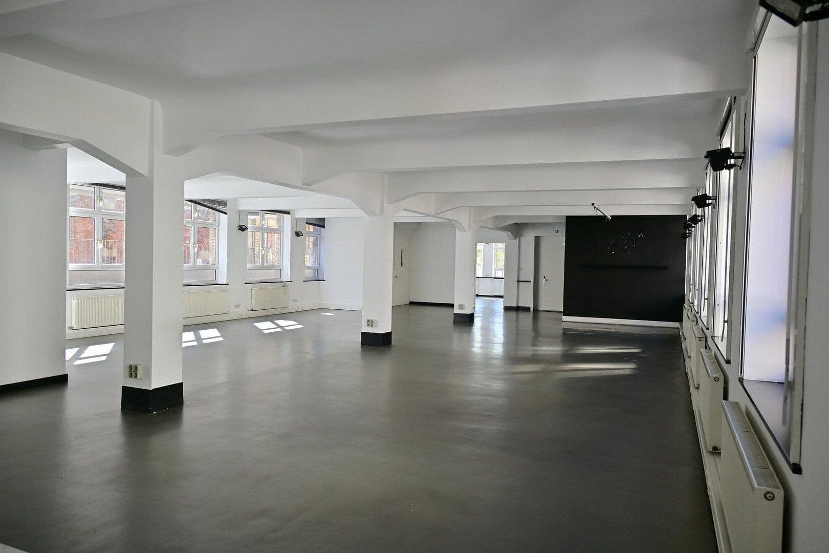 Pronájem kanceláře 282 m², Stuttgart, Bádensko-Württembersko Pronájem kanceláře 282 m², Stuttgart, Bádensko-Württembersko