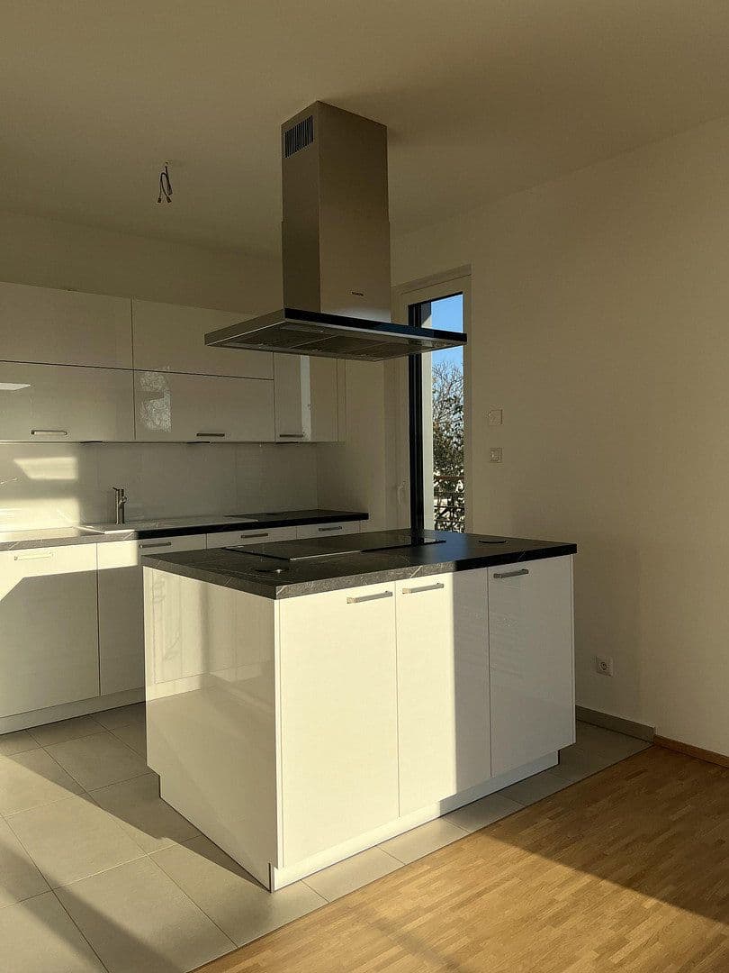 Pronájem bytu 2+1 80 m², Erna Berger Straße 10, Dresden, Sasko Pronájem bytu 2+1 80 m², Erna Berger Straße 10, Dresden, Sasko