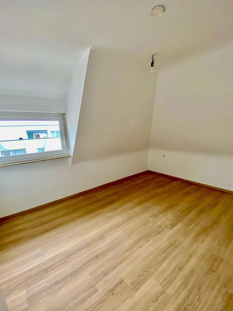 Pronájem bytu 4+1 64 m², Stuttgart, Bádensko-Württembersko Pronájem bytu 4+1 64 m², Stuttgart, Bádensko-Württembersko