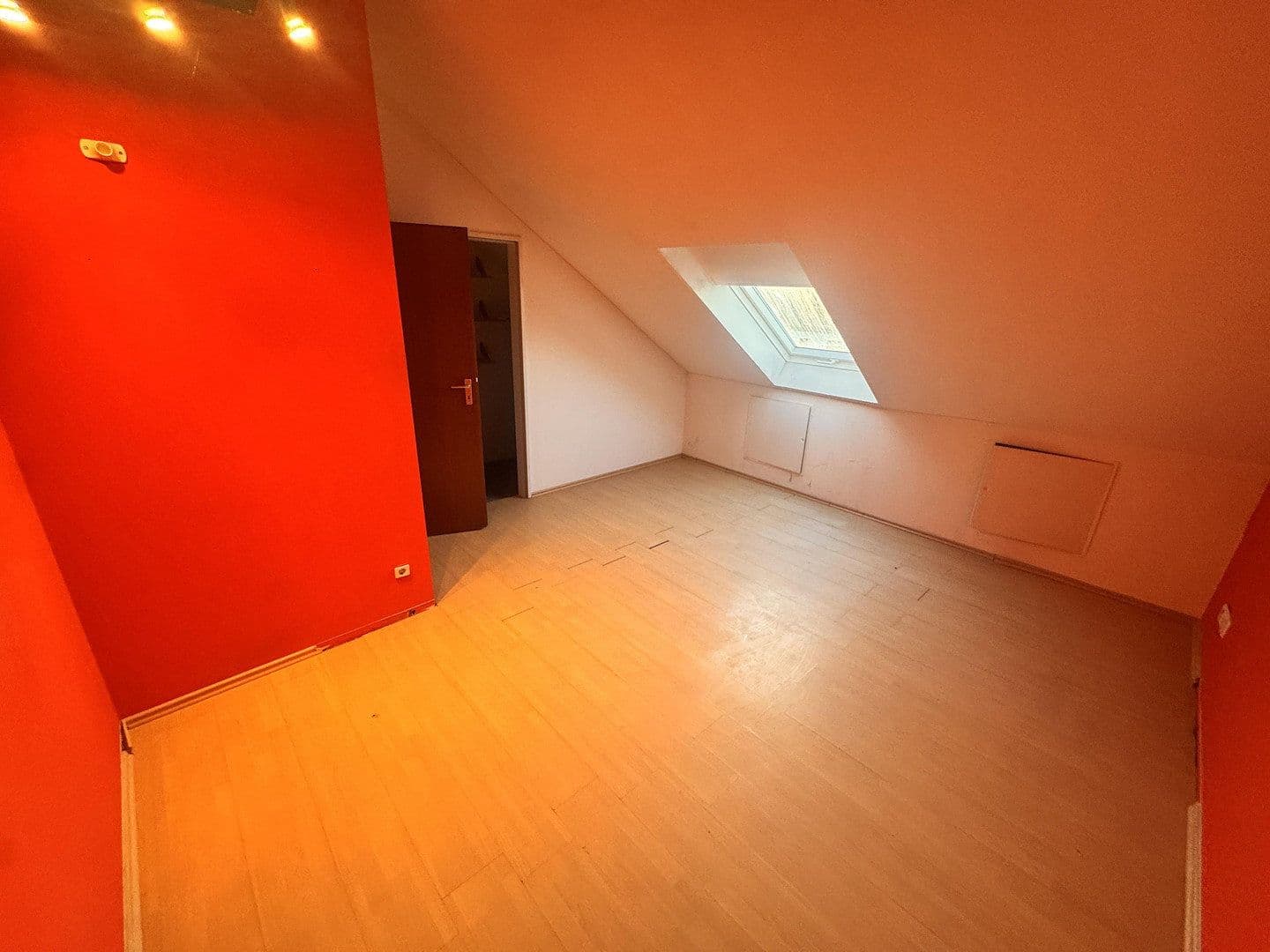 Prodej domu 127 m², pozemek 189 m², Düsseldorf, Severní Porýní-Vestfálsko Prodej domu 127 m², pozemek 189 m², Düsseldorf, Severní Porýní-Vestfálsko