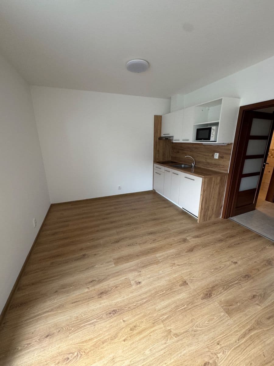 Pronájem bytu 1+kk 32 m², Uherova, Chýně, Středočeský kraj Pronájem bytu 1+kk 32 m², Uherova, Chýně, Středočeský kraj