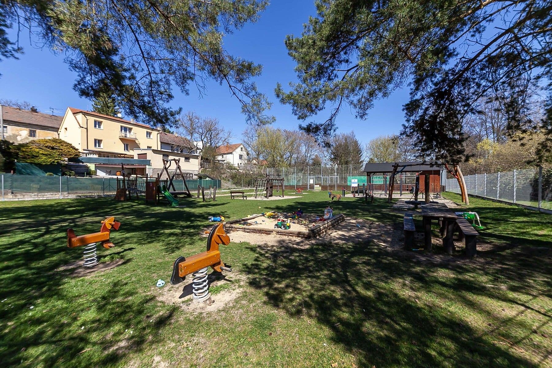 Prodej pozemku 910 m², Pod Višňovkou, Statenice, Středočeský kraj Prodej pozemku 910 m², Pod Višňovkou, Statenice, Středočeský kraj