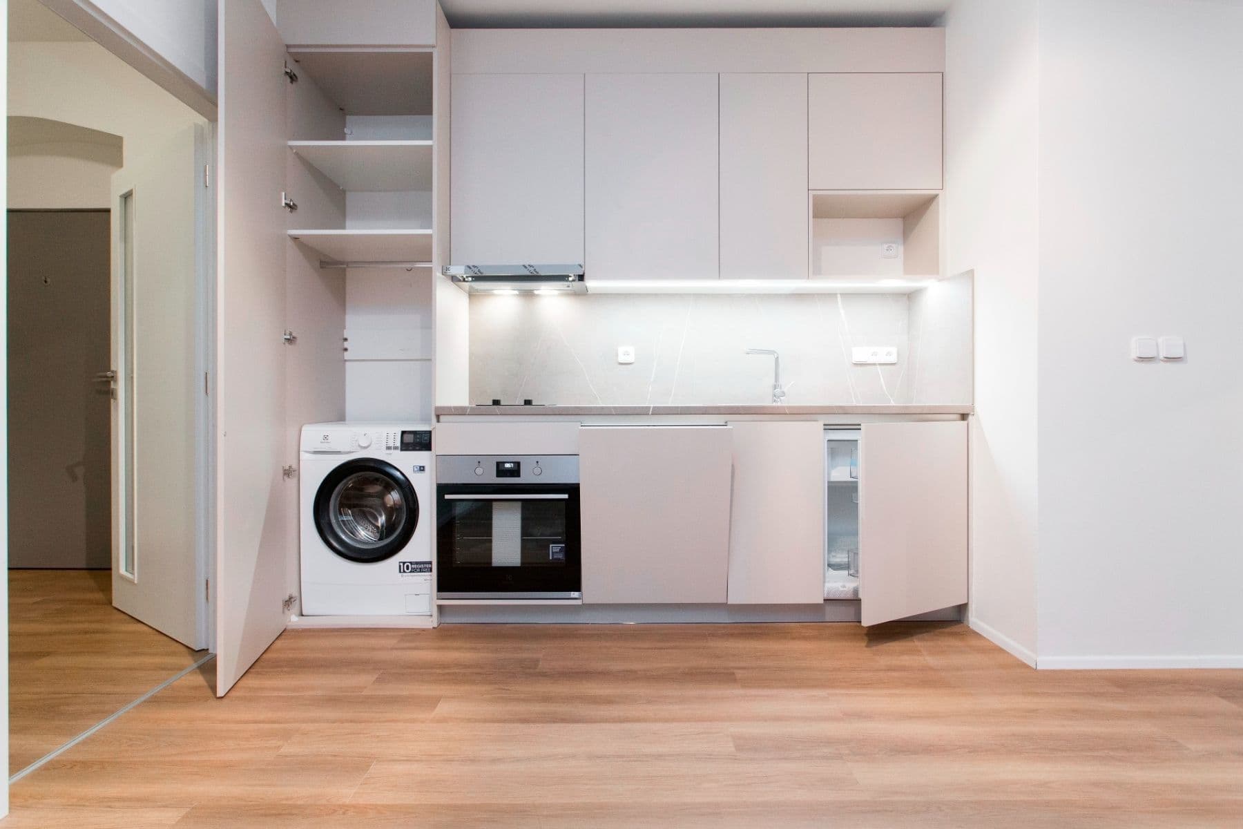 Pronájem bytu 1+kk 44 m², Kotlaska, Praha, Praha Pronájem bytu 1+kk 44 m², Kotlaska, Praha, Praha