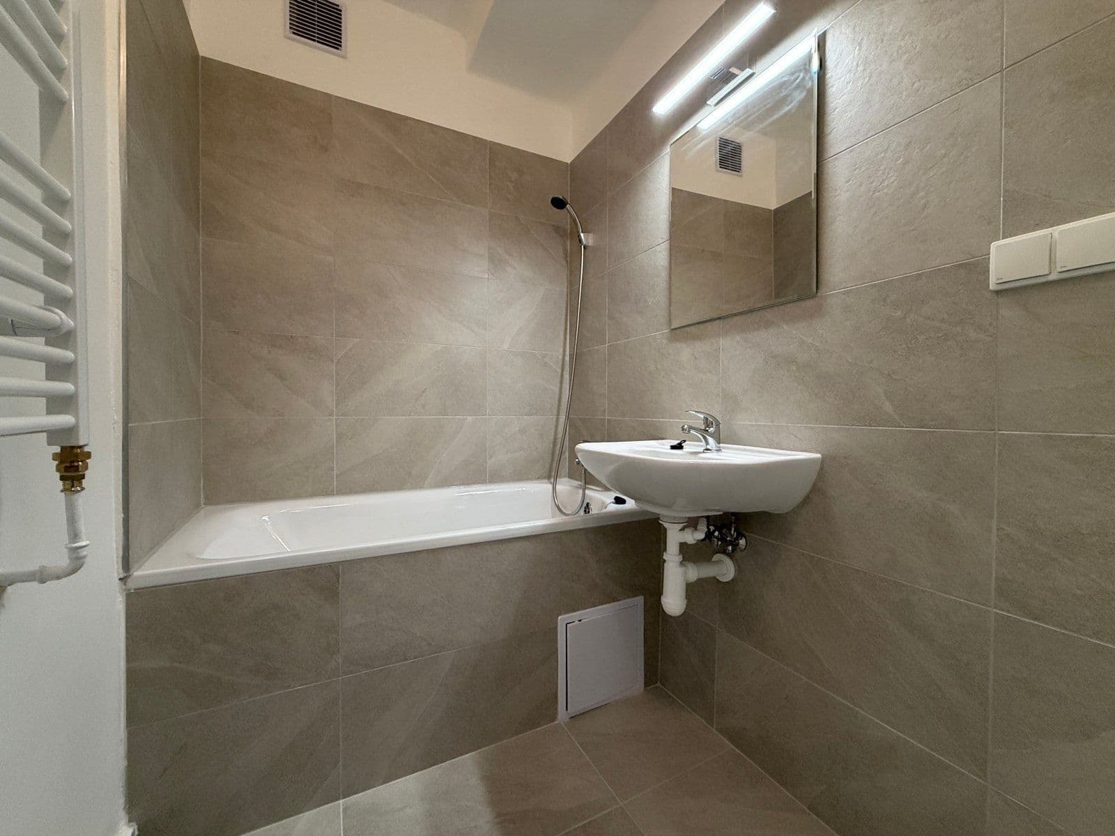 Pronájem bytu 3+1 66 m², Dlouhá třída, Havířov, Moravskoslezský kraj Pronájem bytu 3+1 66 m², Dlouhá třída, Havířov, Moravskoslezský kraj