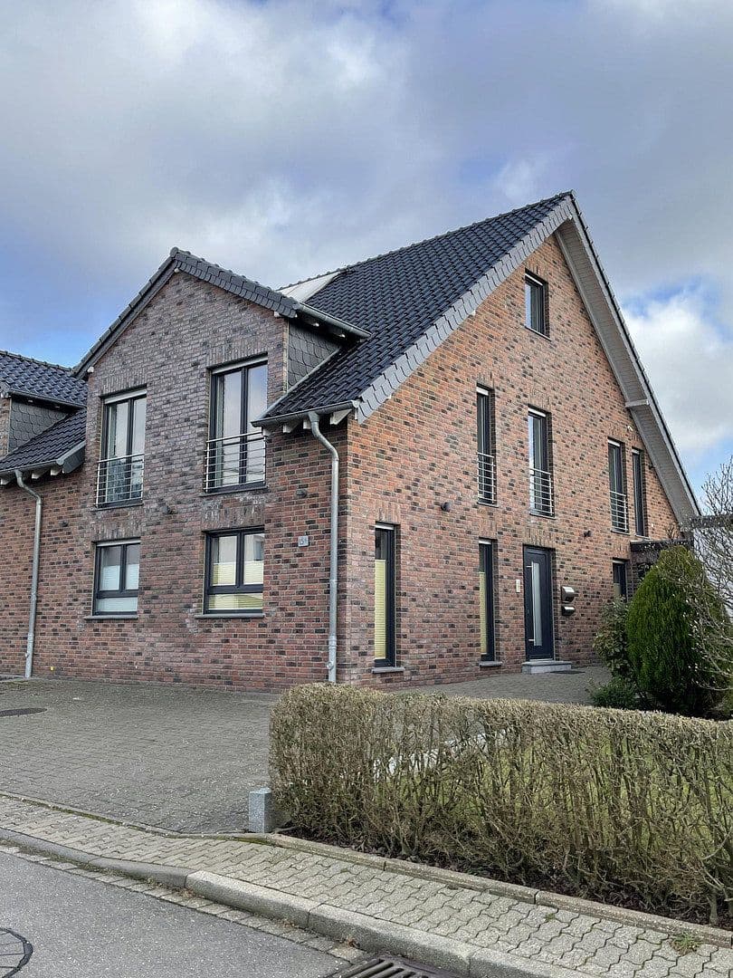 Pronájem domu 237 m², pozemek 588 m², Würselen, Severní Porýní-Vestfálsko Pronájem domu 237 m², pozemek 588 m², Würselen, Severní Porýní-Vestfálsko