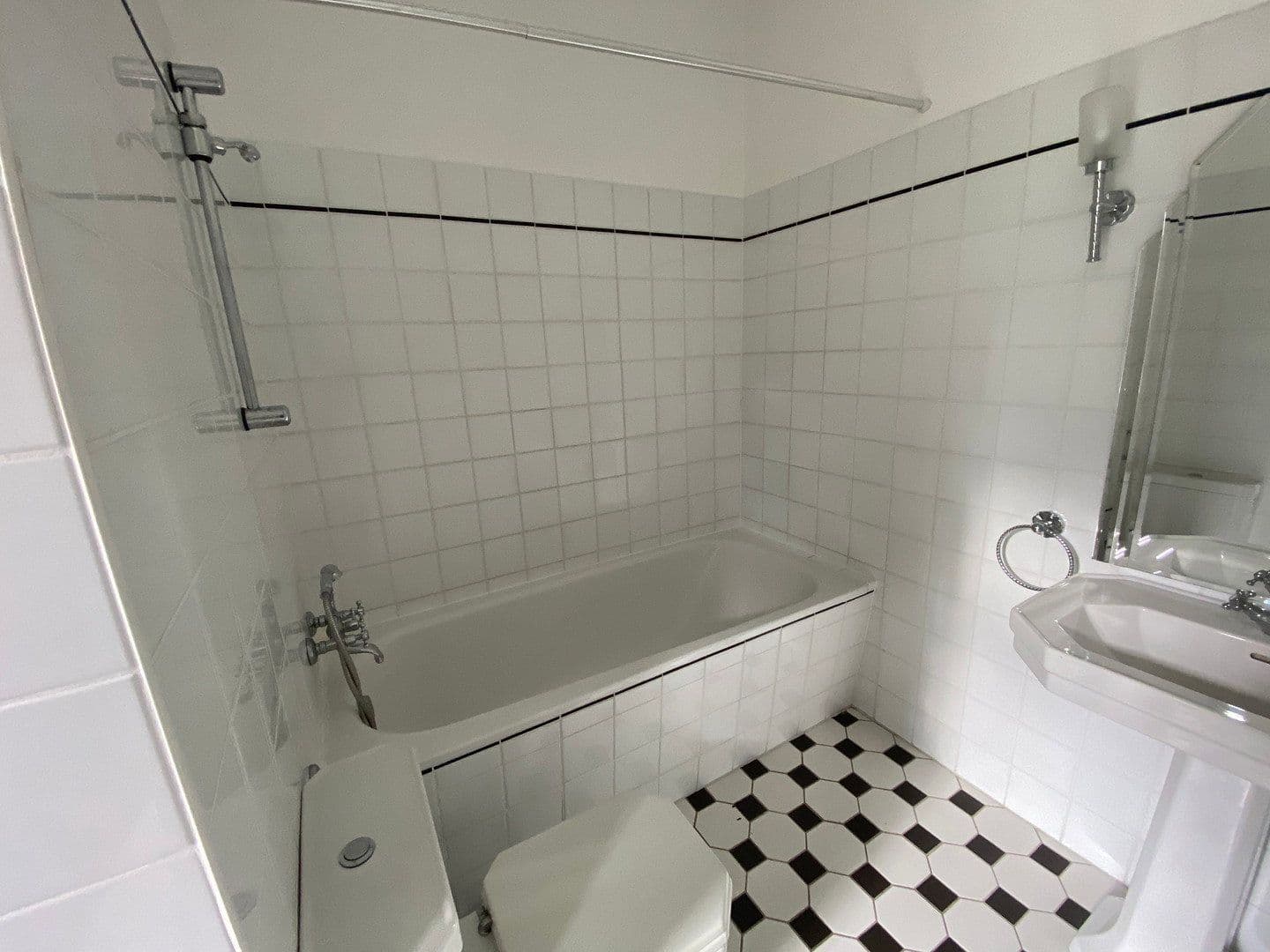 Pronájem bytu 3+1 80 m², Suhler Chaussee 21, Suhl OT Schmiedefeld am Rennsteig, Durynsko Pronájem bytu 3+1 80 m², Suhler Chaussee 21, Suhl OT Schmiedefeld am Rennsteig, Durynsko