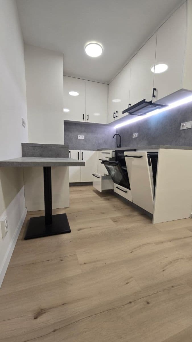 Pronájem bytu 2+kk 40 m², Pod Strání, Praha, Praha Pronájem bytu 2+kk 40 m², Pod Strání, Praha, Praha