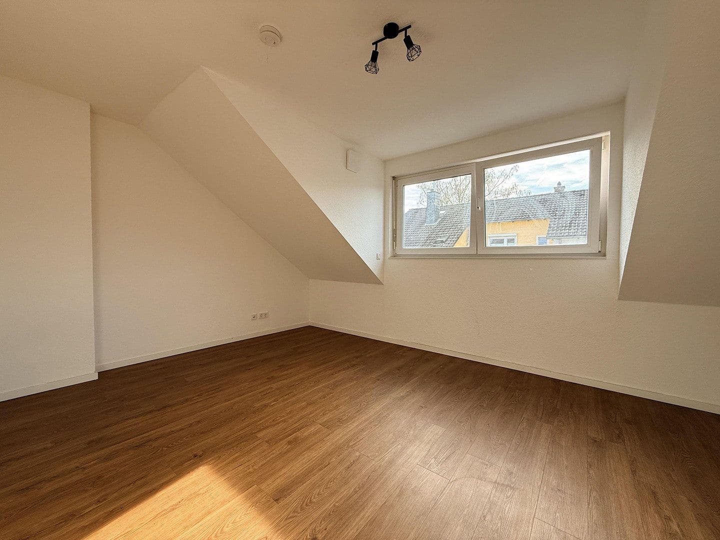 Pronájem domu 145 m², pozemek 123 m², Leonberger Straße 5a, Köln, Severní Porýní-Vestfálsko Pronájem domu 145 m², pozemek 123 m², Leonberger Straße 5a, Köln, Severní Porýní-Vestfálsko