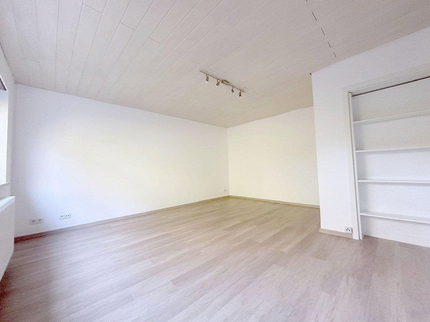 Pronájem bytu 1+1 36 m², Pliezhausen, Bádensko-Württembersko Pronájem bytu 1+1 36 m², Pliezhausen, Bádensko-Württembersko