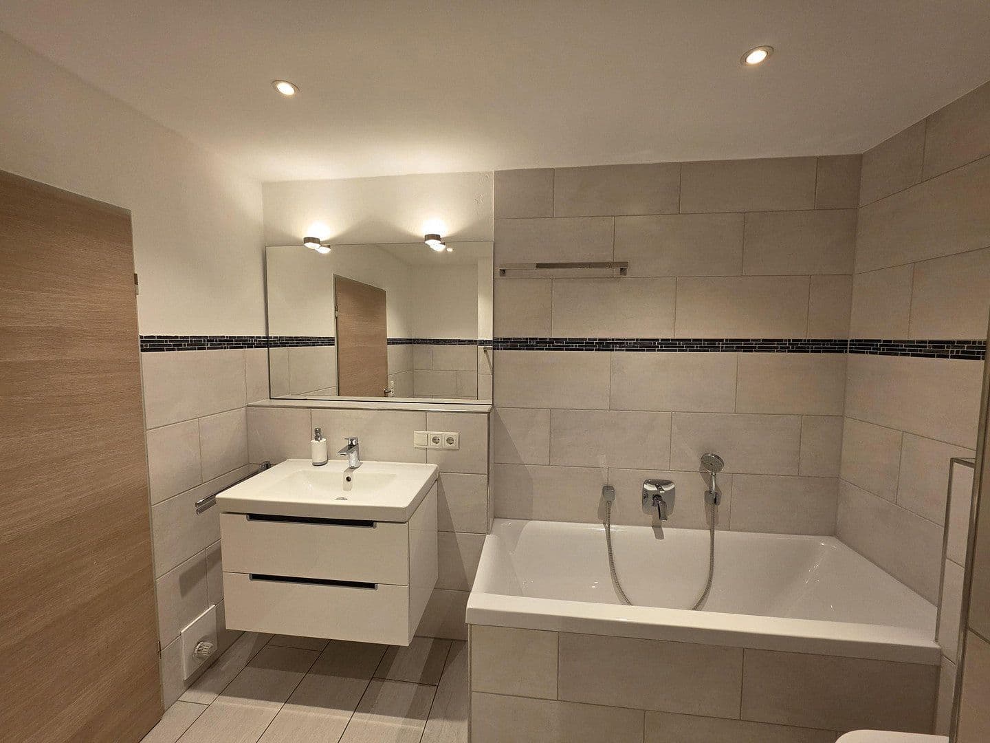 Pronájem bytu 2+1 61 m², Henschelring 3, Kirchheim b. München, Bavorsko Pronájem bytu 2+1 61 m², Henschelring 3, Kirchheim b. München, Bavorsko