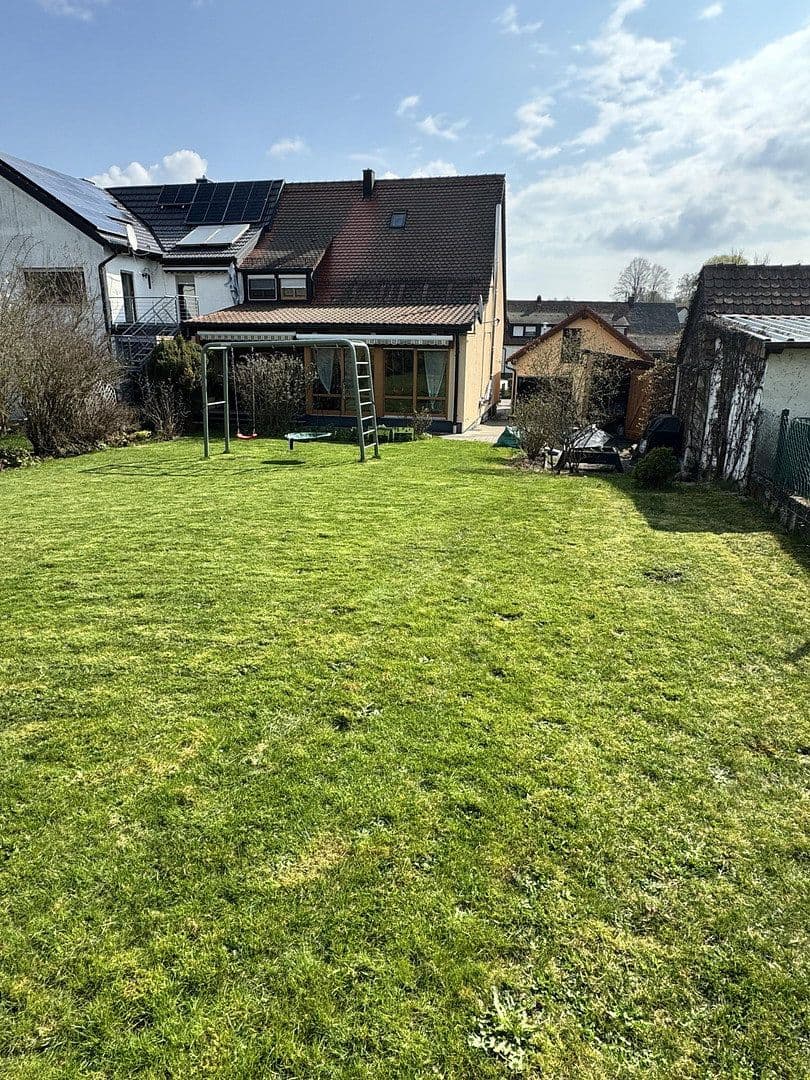 Prodej domu 131 m², pozemek 672 m², Neukirchen bei Sulzbach-Rosenberg, Bavorsko Prodej domu 131 m², pozemek 672 m², Neukirchen bei Sulzbach-Rosenberg, Bavorsko