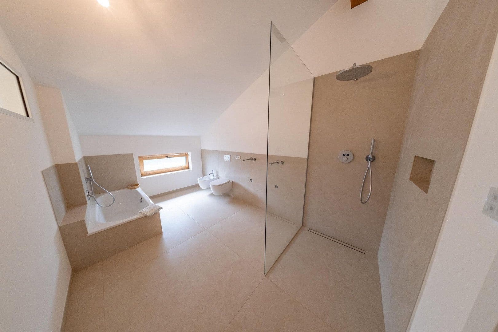 Prodej domu 260 m², pozemek 1.080 m², Karlsruhe, Bádensko-Württembersko Prodej domu 260 m², pozemek 1.080 m², Karlsruhe, Bádensko-Württembersko